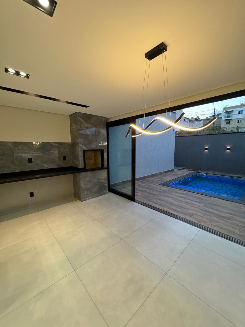 Área gourmet aberta para a piscina