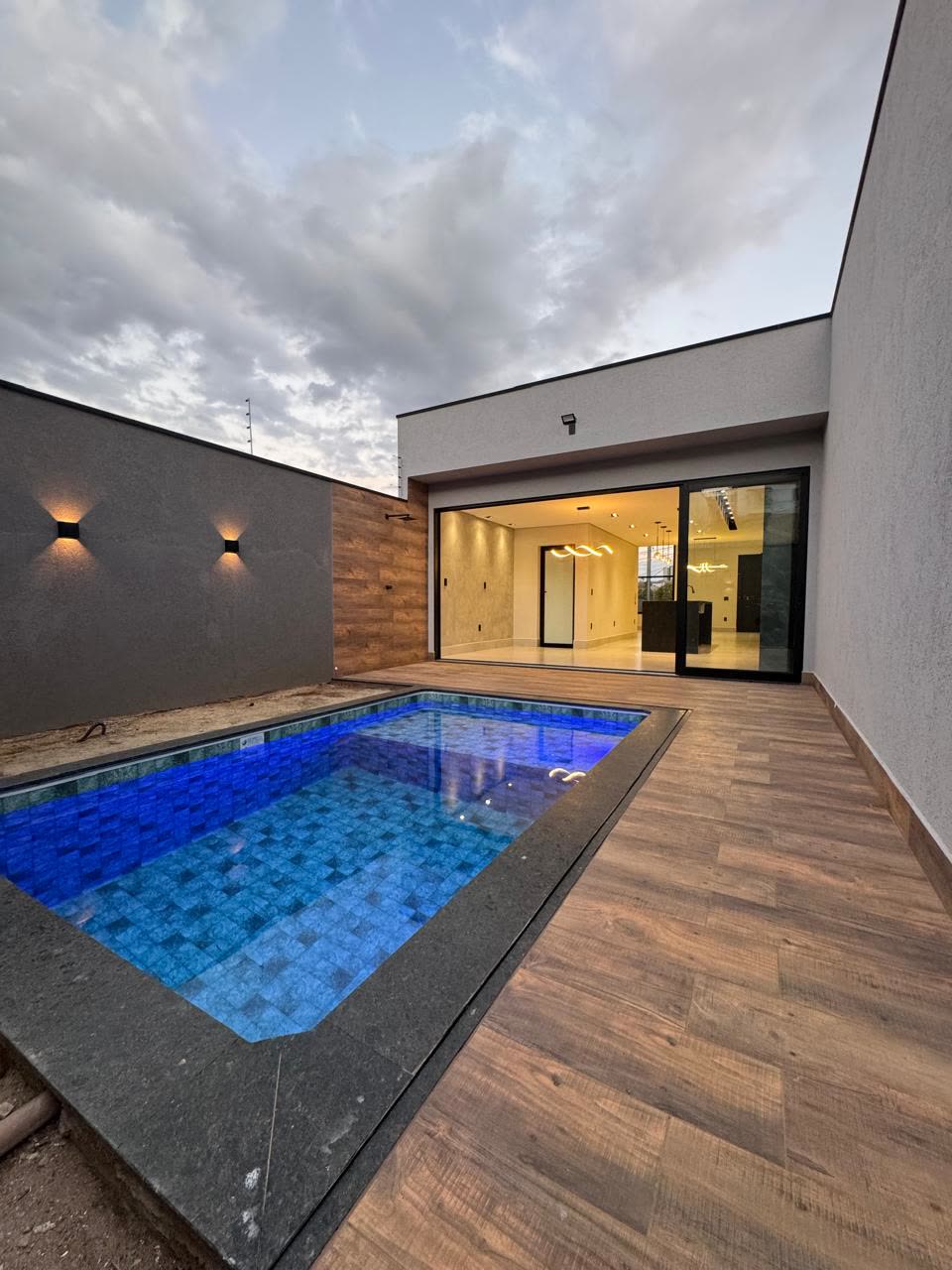 Piscina com deck e paisagismo