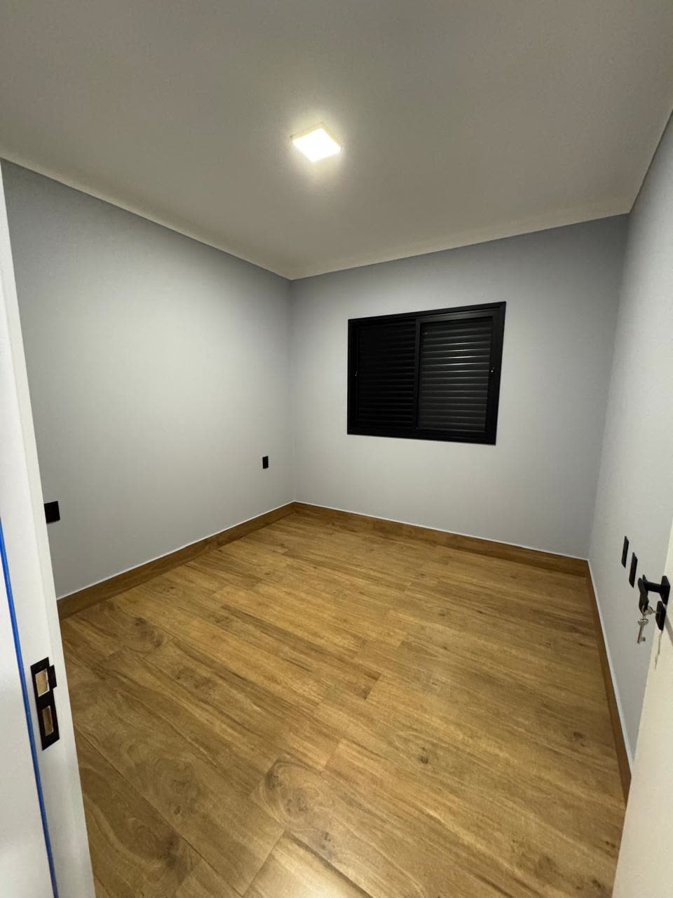 Dormitório com piso amadeirado