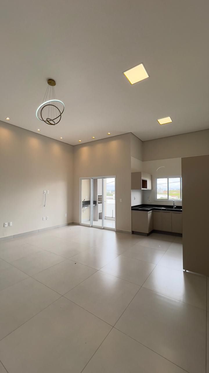 Sala de estar e jantar com pé-direito alto