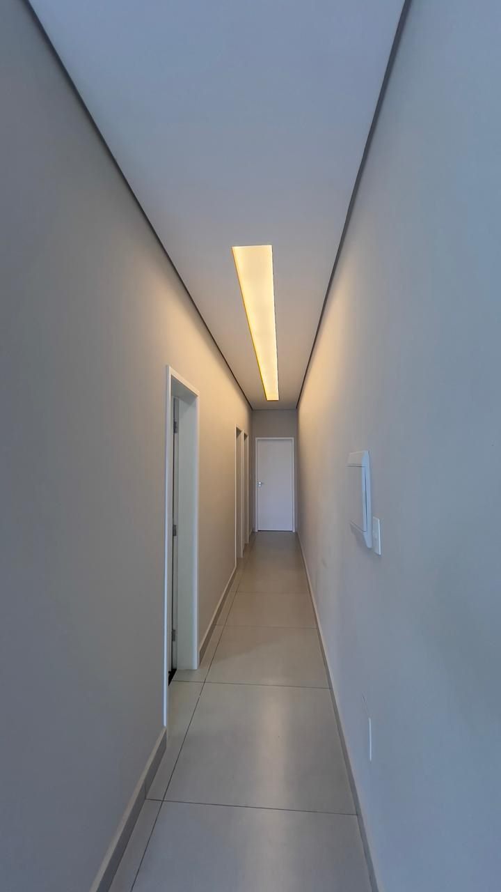 Corredor com iluminação em LED