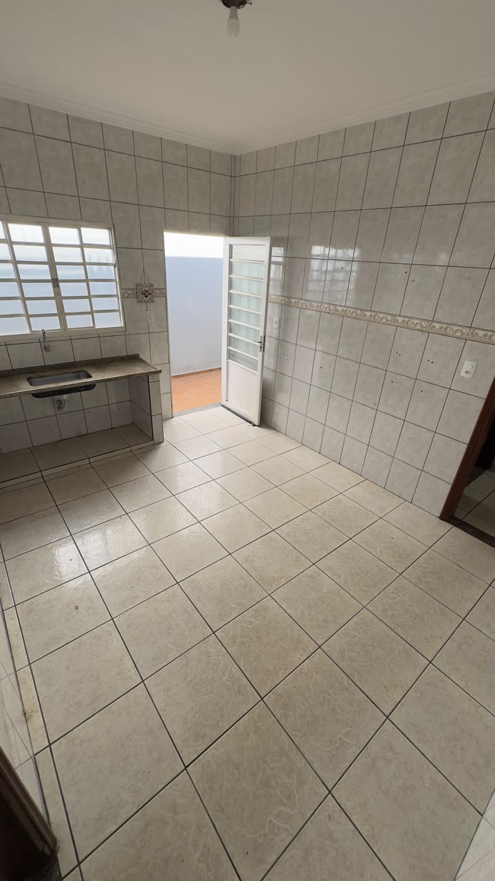Cozinha com saída para a área de serviço