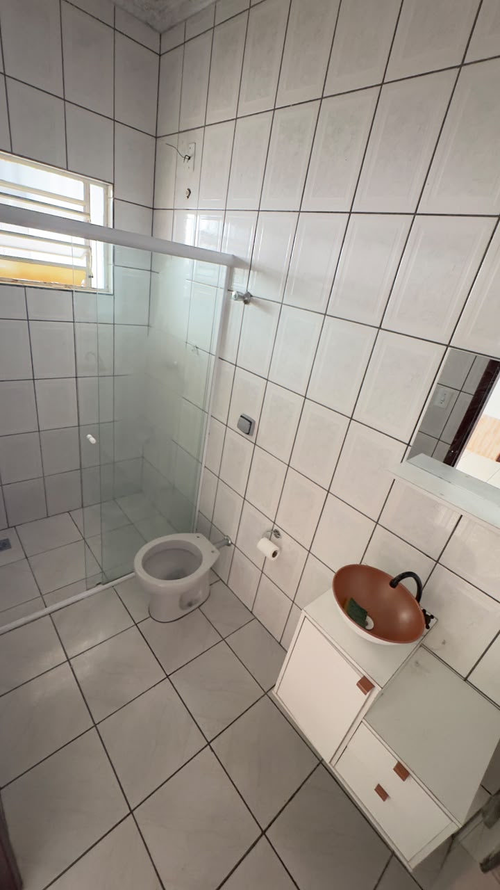 Banheiro da suíte com box de vidro