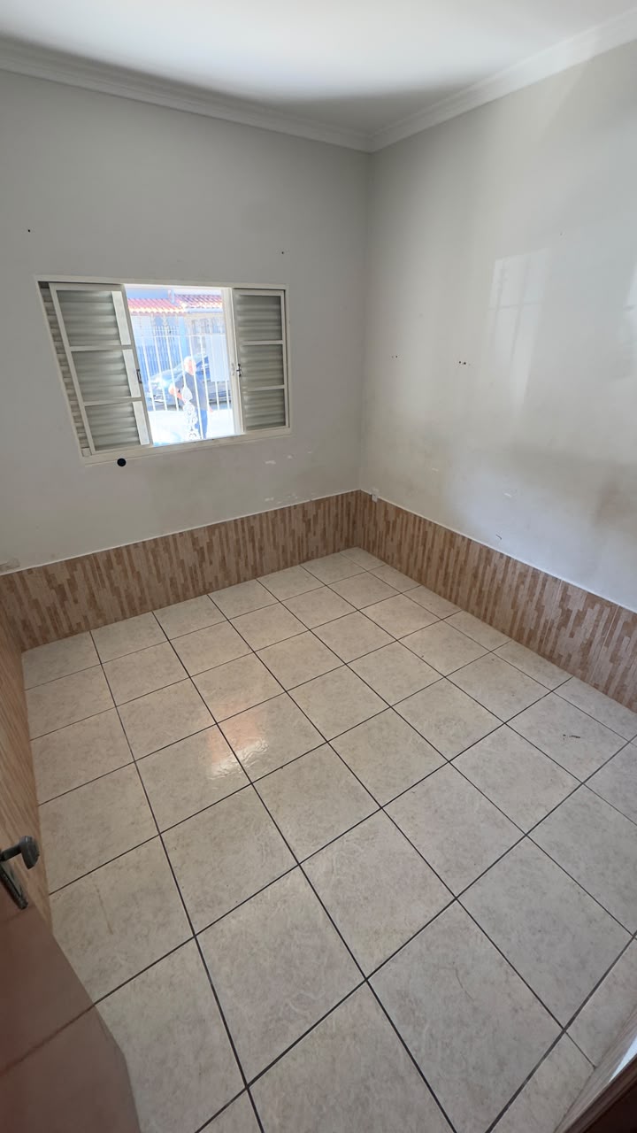 Quarto com janela para a rua