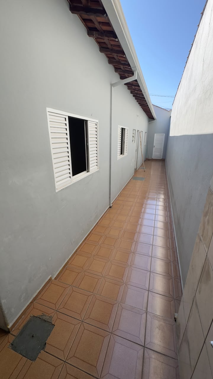 Corredor lateral com acesso aos fundos