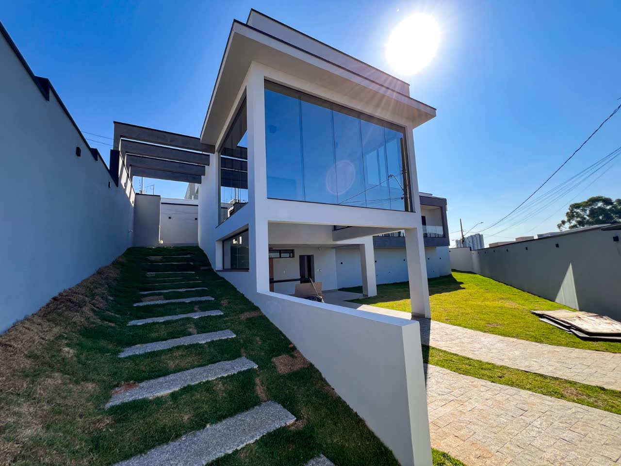 Casa alto padrão à venda no Serra Morena com fachada de vidro, Pouso Alegre