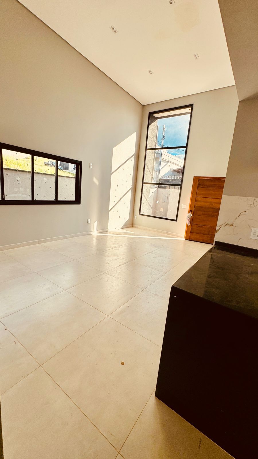 Sala com janela vertical de piso a teto