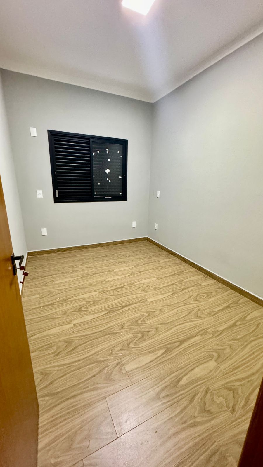 Quarto com piso laminado