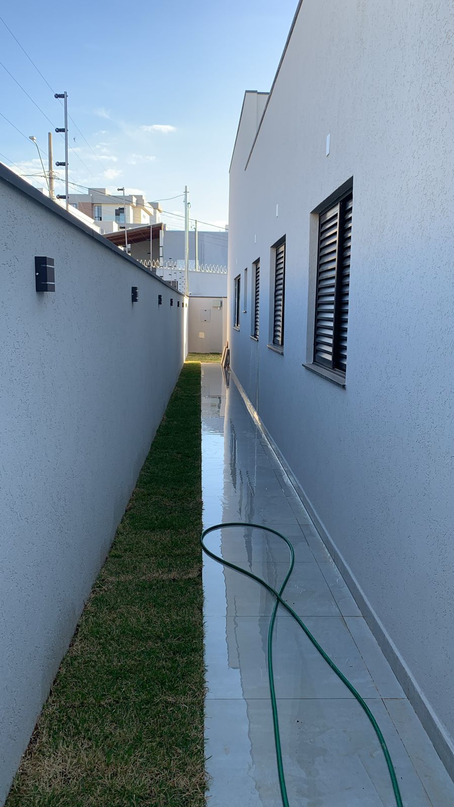 Área externa lateral com jardim