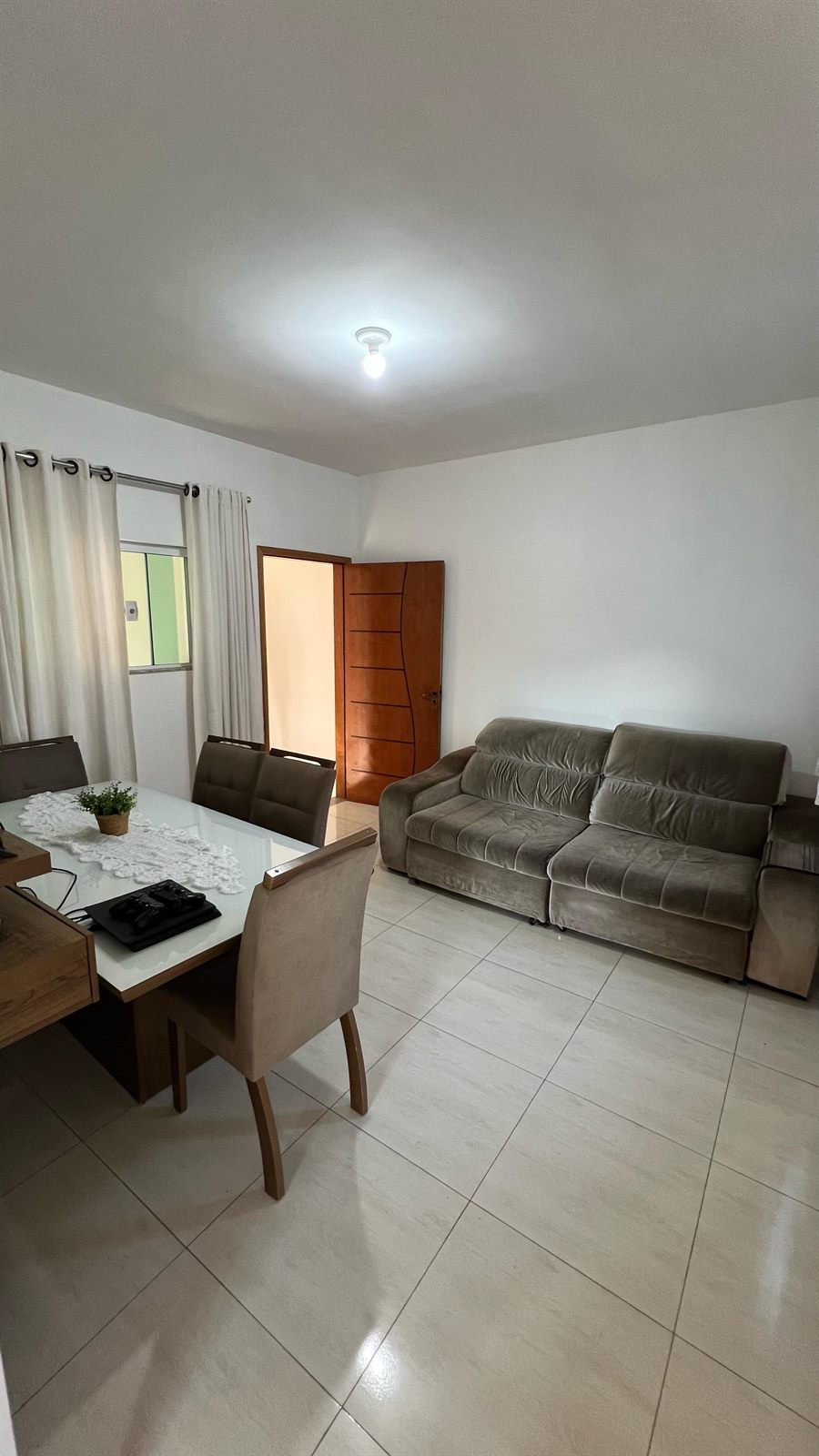 Sala ampla com dois ambientes