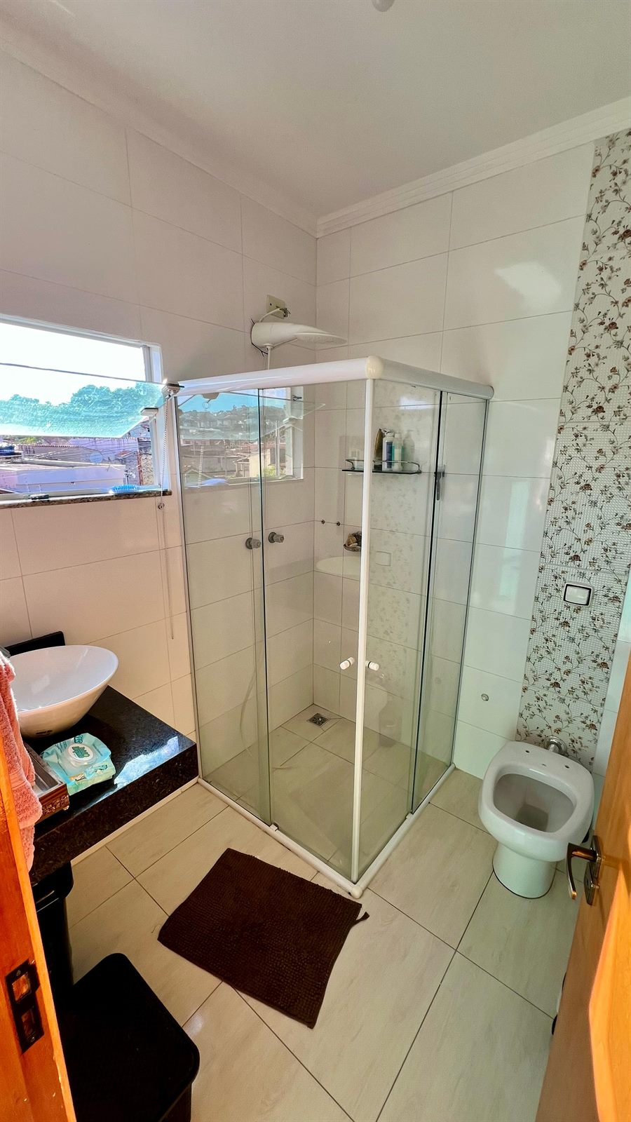 Banheiro da suíte com box