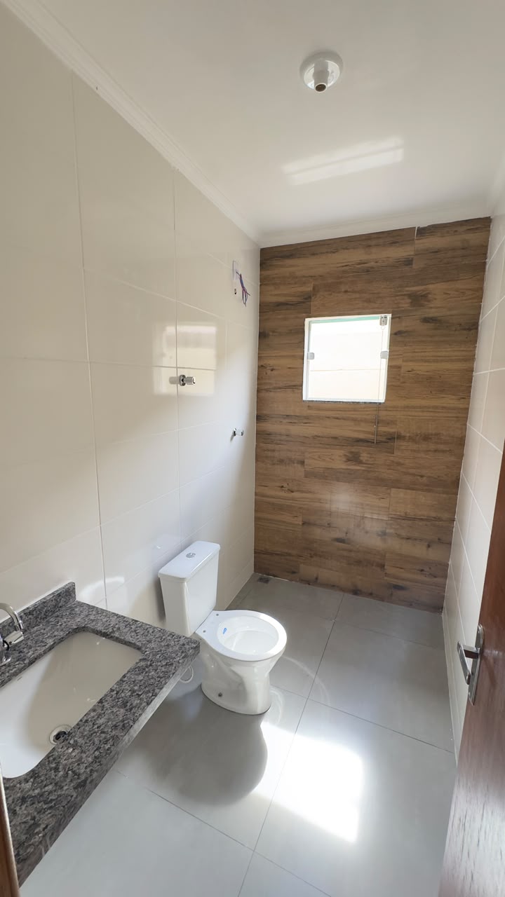 Banheiro da suíte com bancada em granito