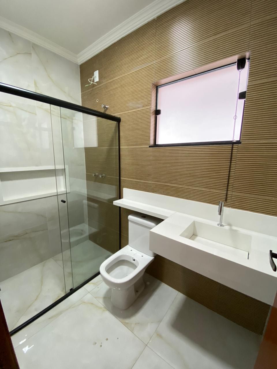 Banheiro com box de vidro