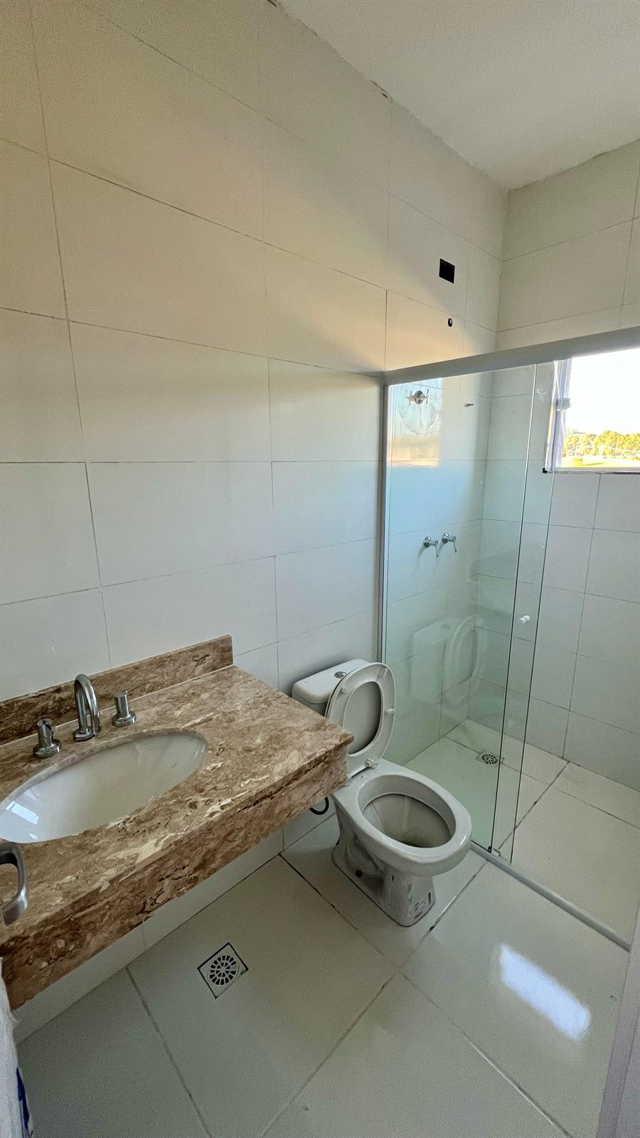 Banheiro da suíte com box de vidro