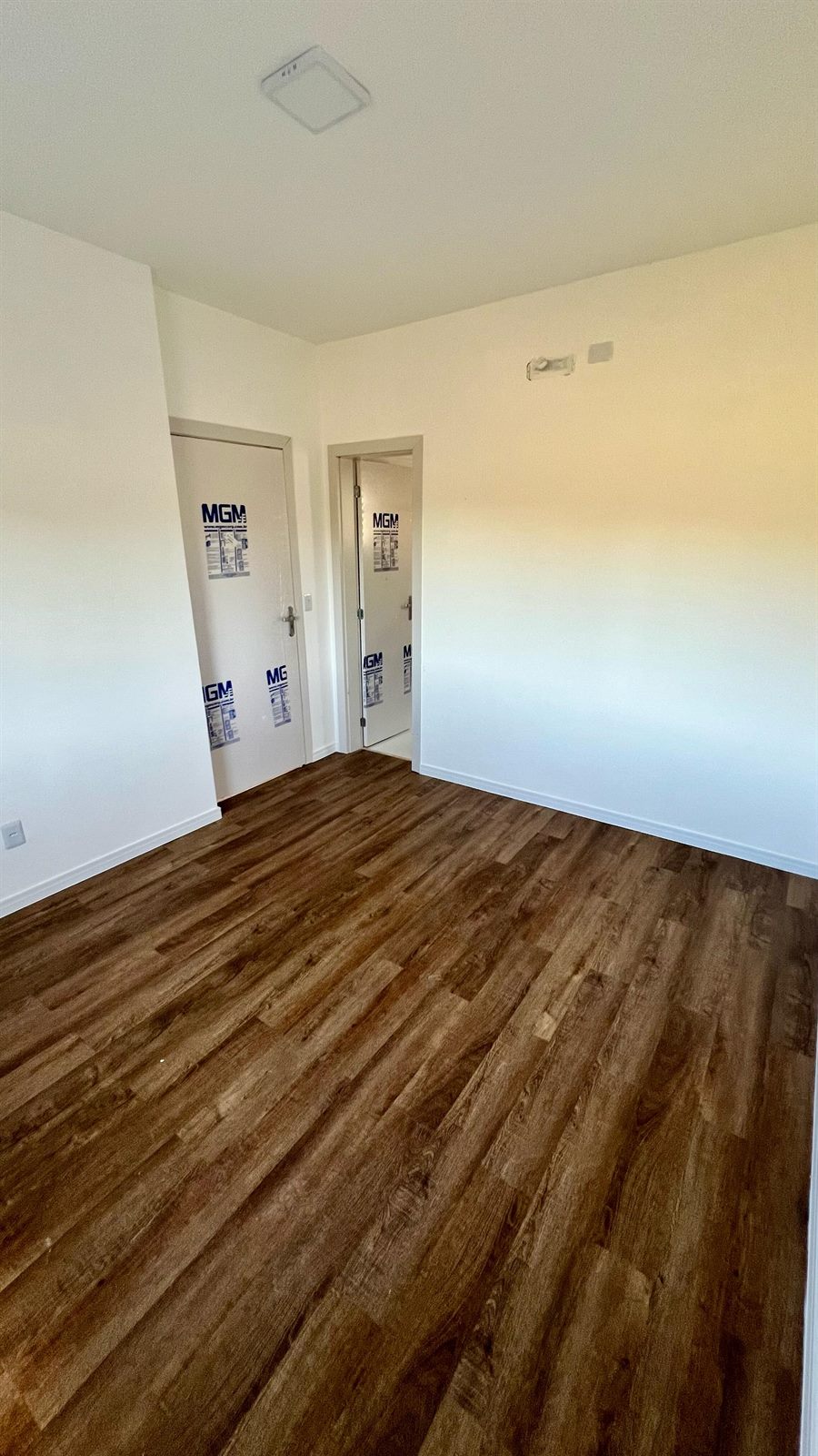Suíte ampla com piso vinílico