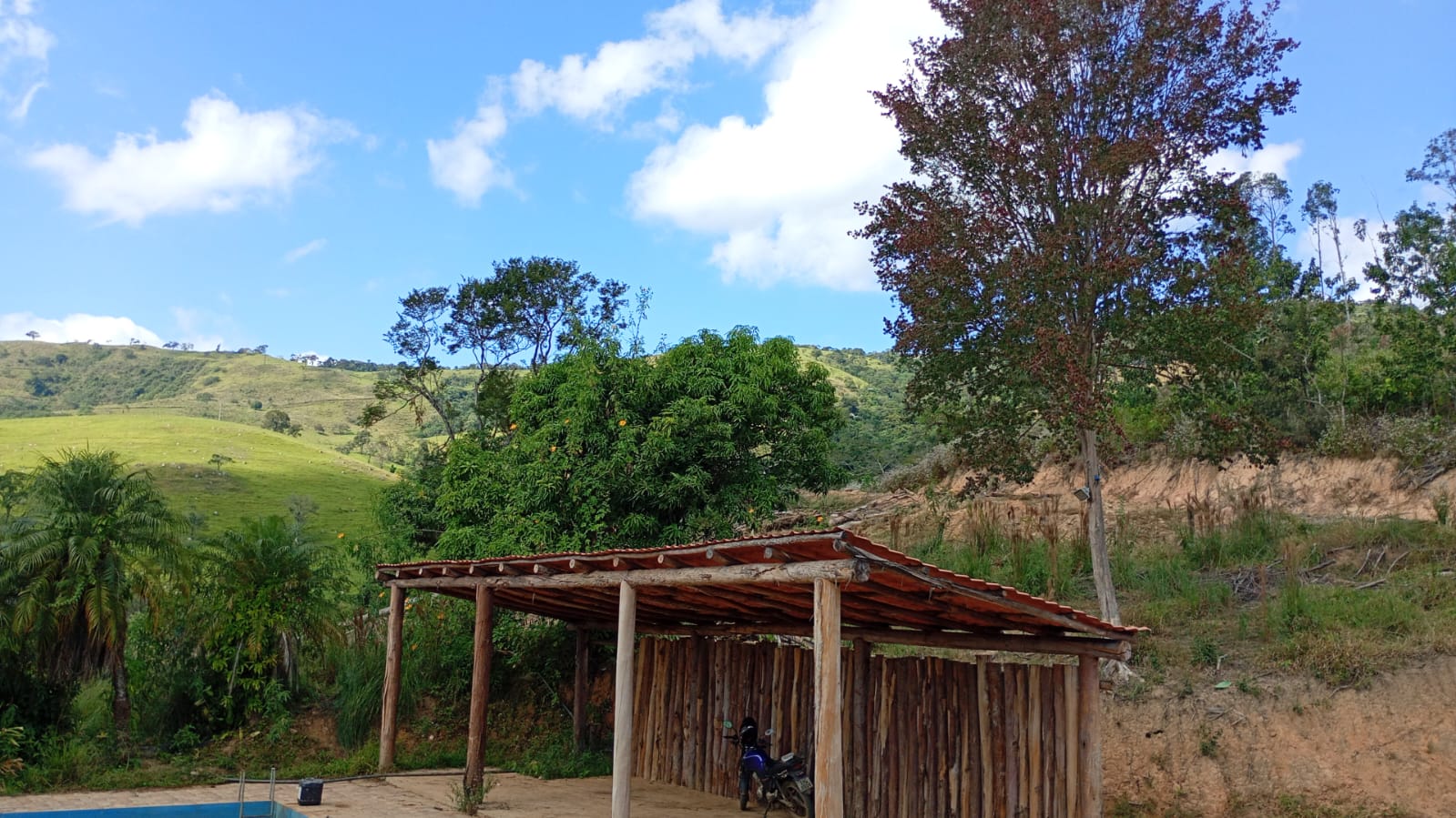 Piscina e garagem coberta, com vista