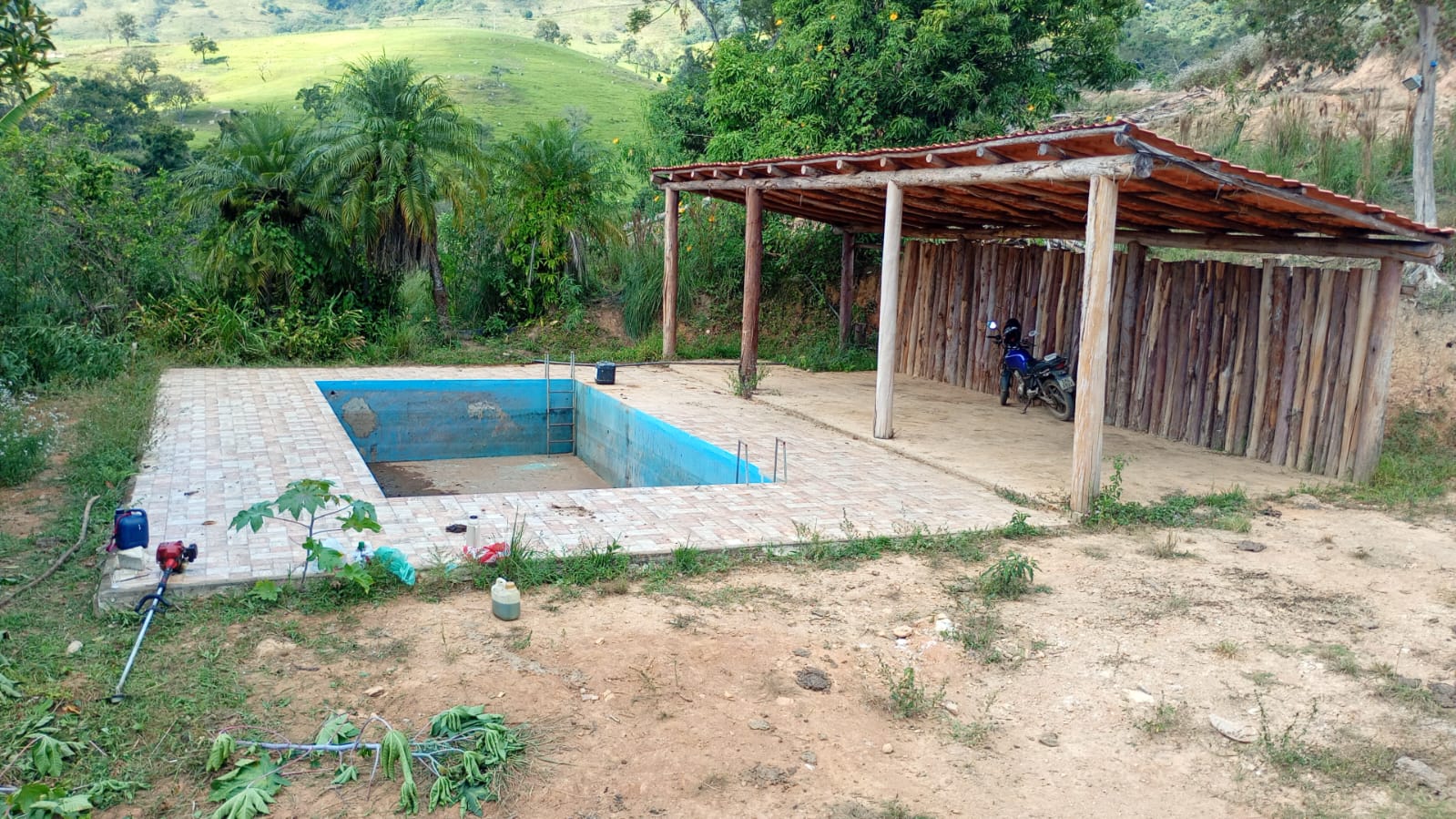 Piscina e garagem coberta