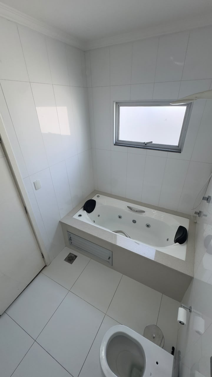 Banheiro da suíte com banheira de hidromassagem