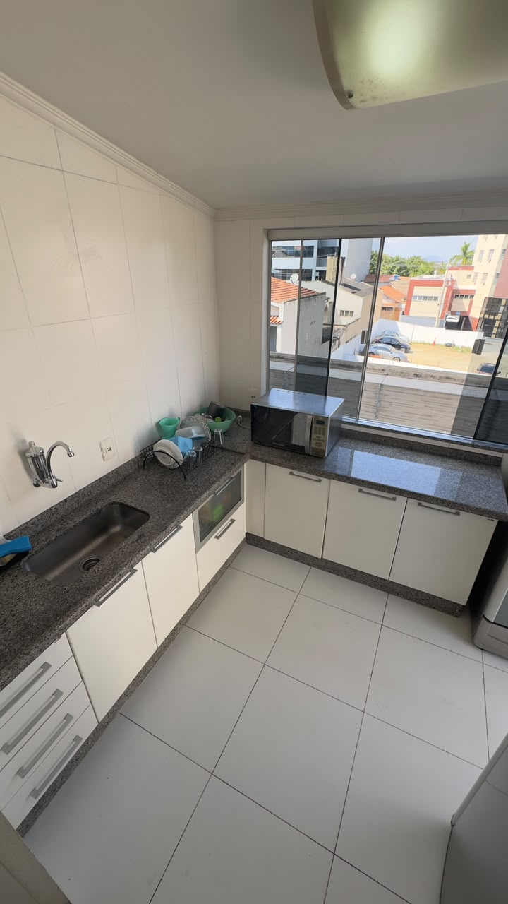 Cozinha com vista para a cidade
