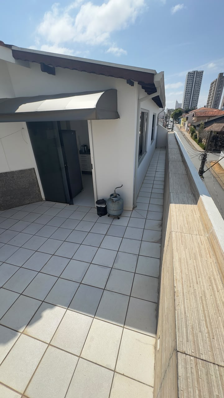 Varanda externa com vista para a rua