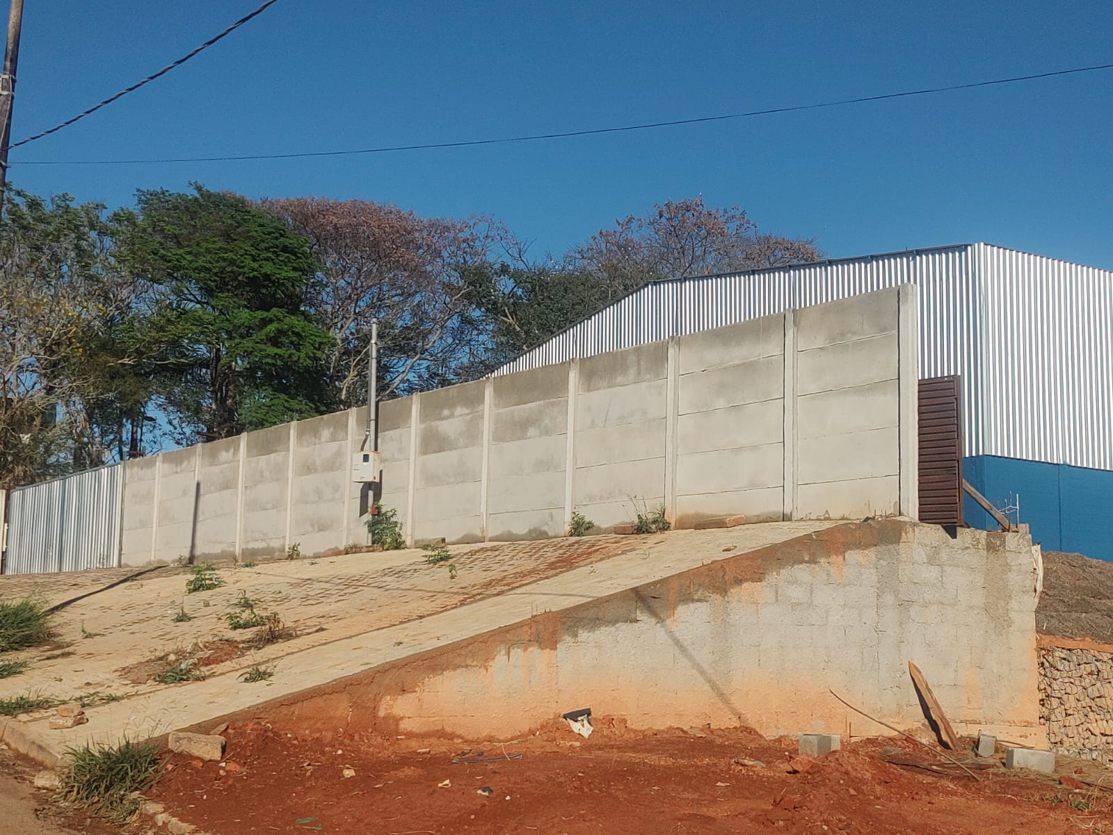 Galpão, vista do muro de acesso