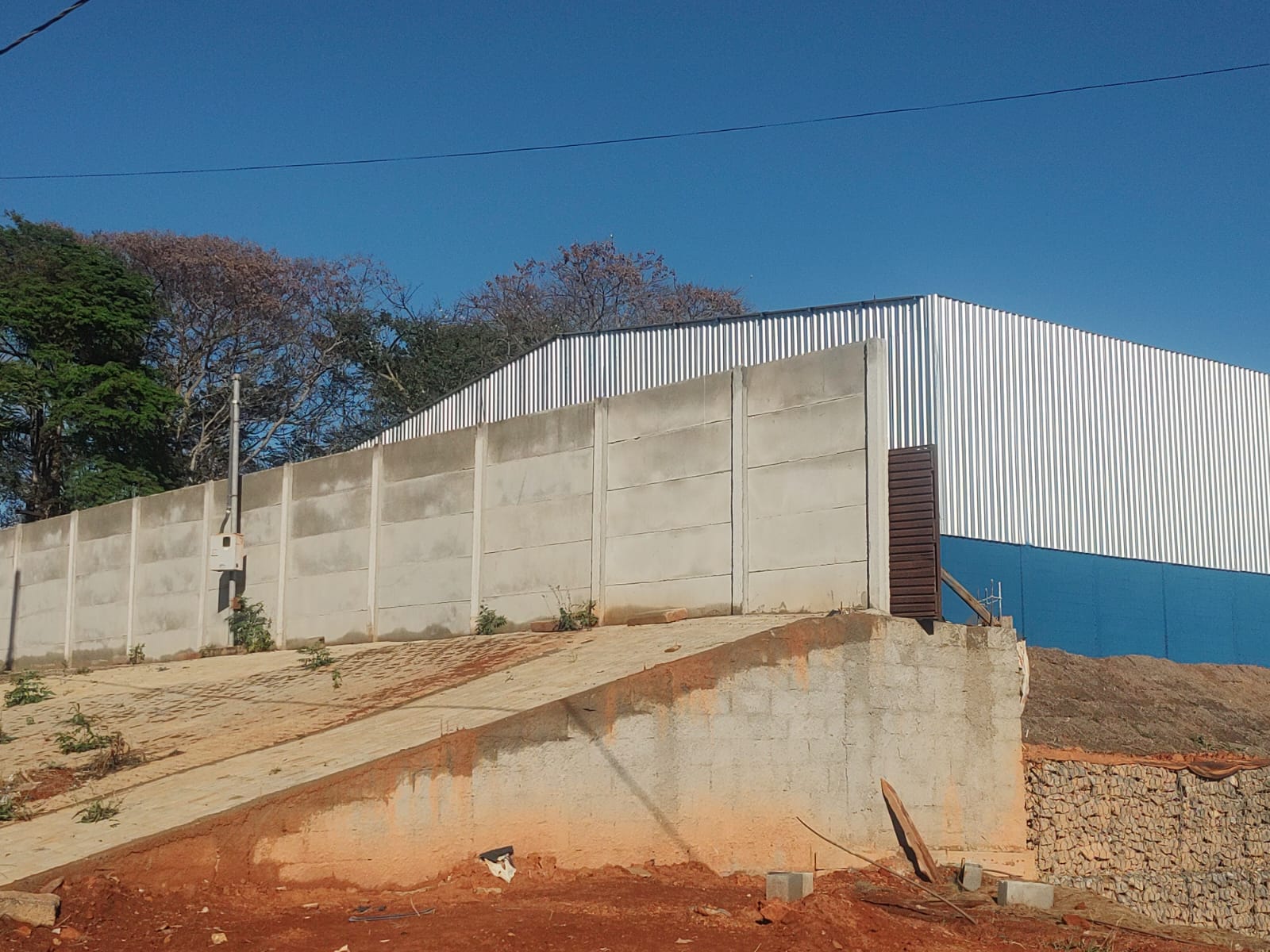 Muro e terreno de acesso
