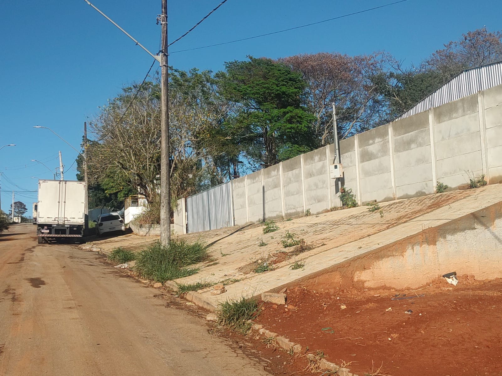 Rua de acesso, com espaço para carretas