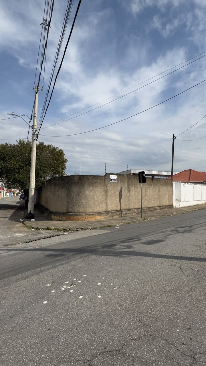 Terreno murado na esquina