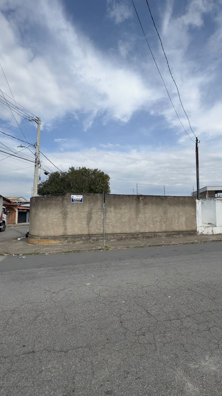 Muro do terreno com placa de venda