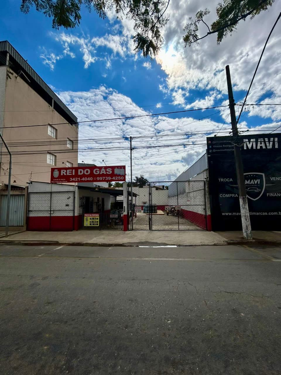 Fachada e portão de acesso