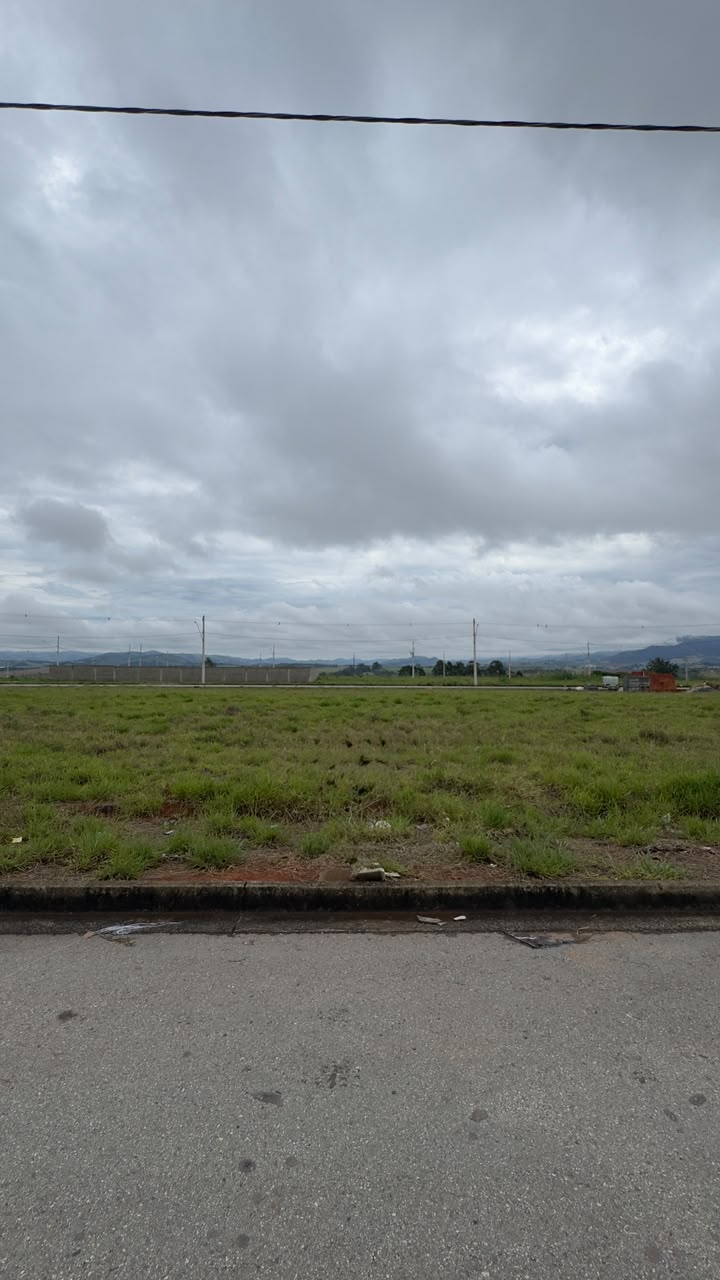 Lote visto da rua, meio-fio pronto