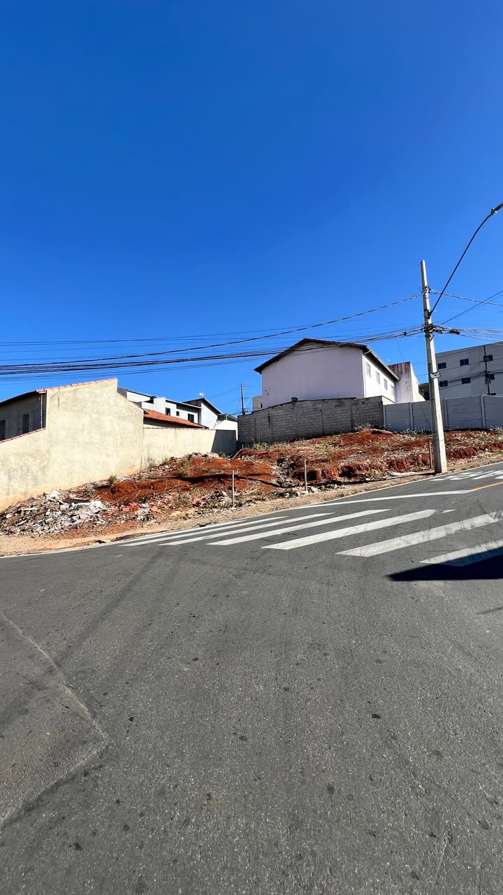 Frente do lote para a rua asfaltada