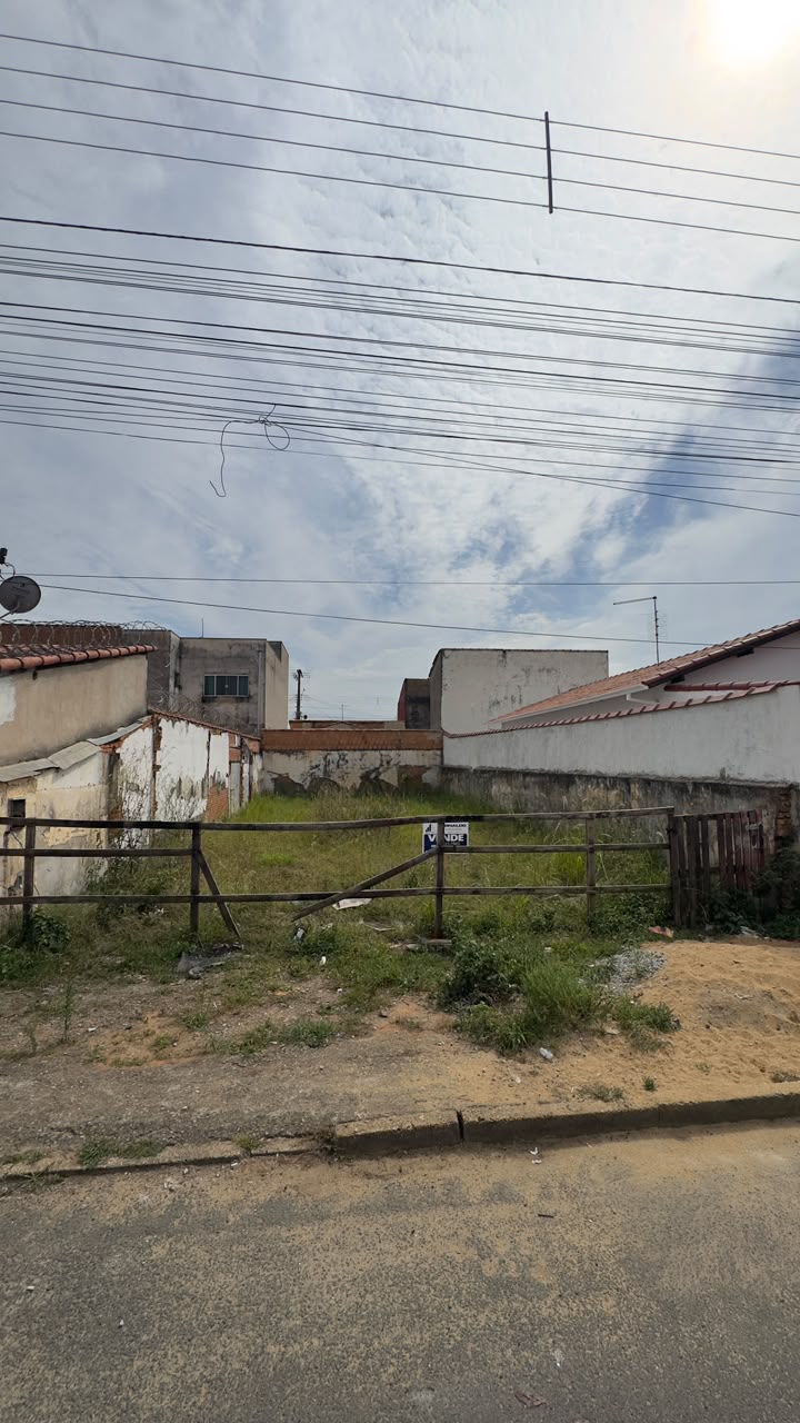 Terreno com portão de acesso