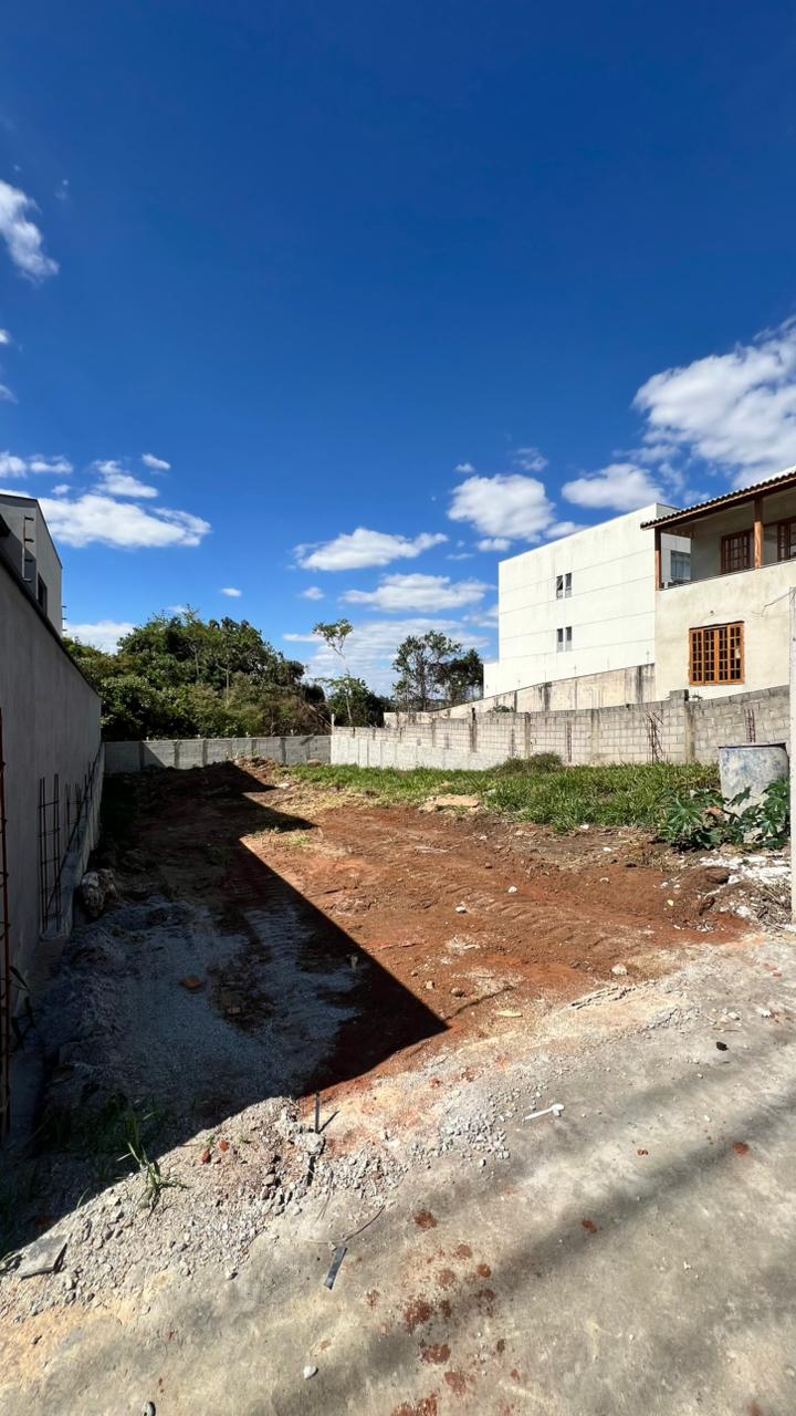 Lote murado nas divisas