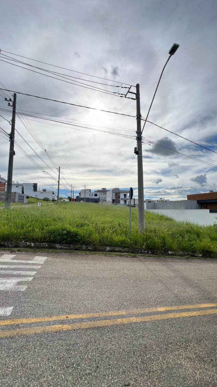 Rua asfaltada em frente ao terreno